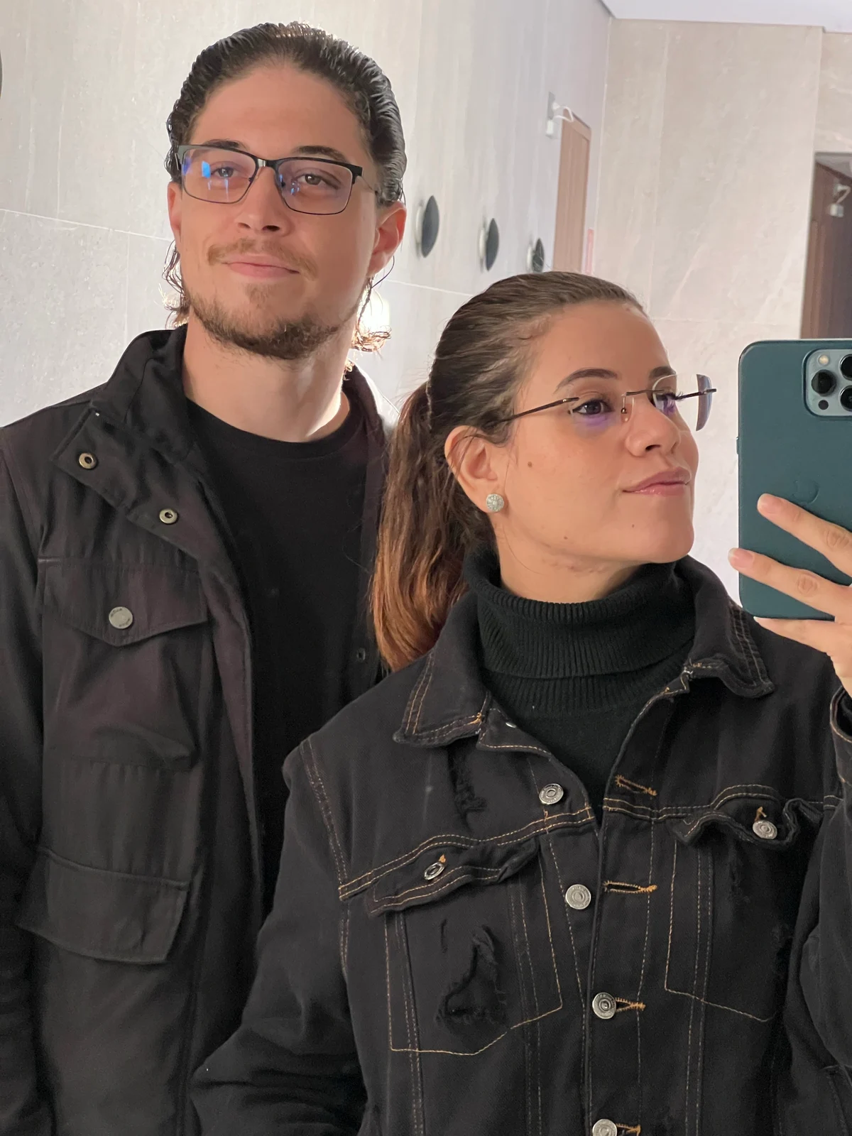 A dupla DUOFRAME em uma fotografia no espelho.
